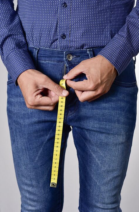 mjereći muški penis centimetrom