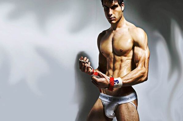 seksi muškarac koji je brzo povećao penis